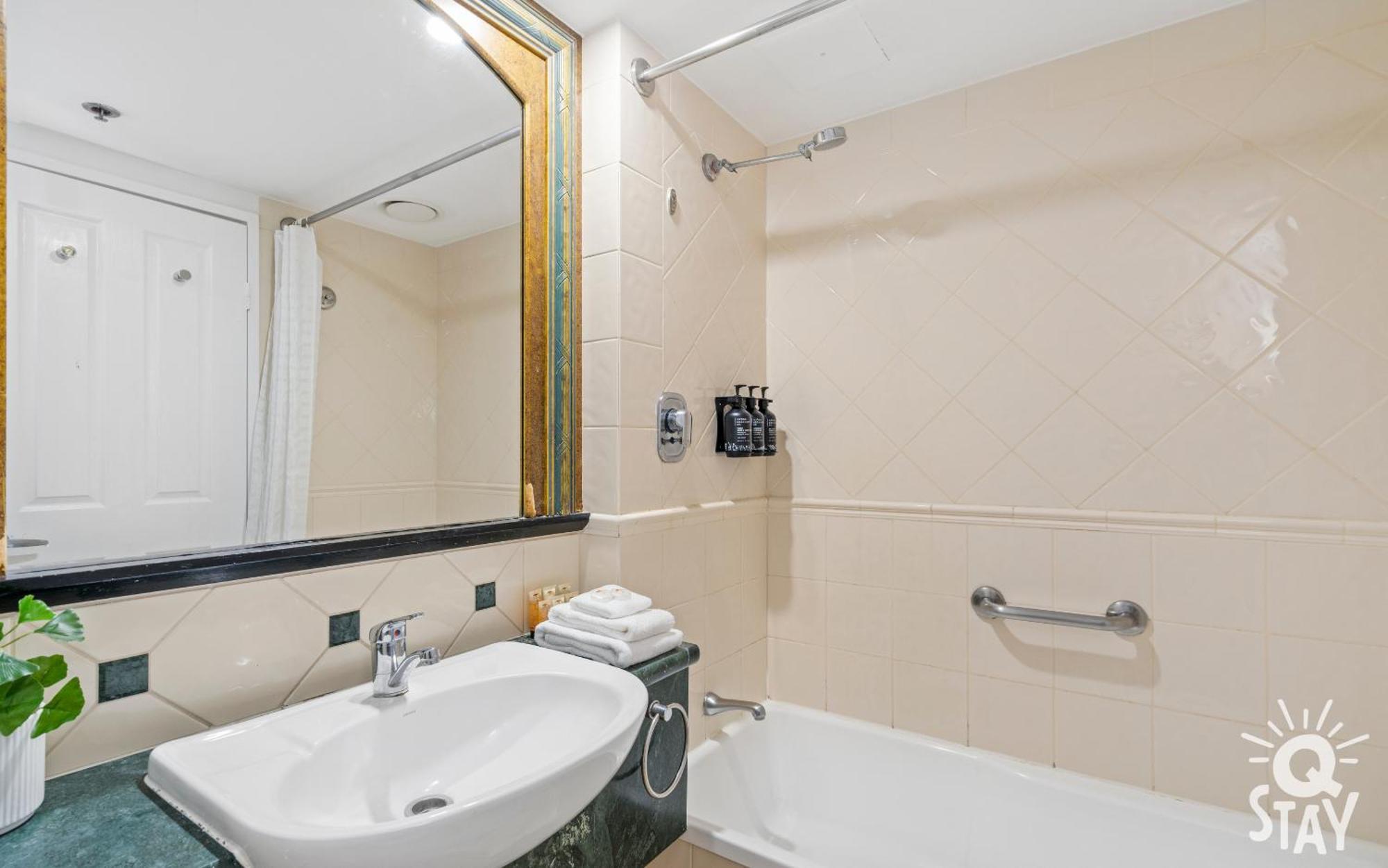 Legends Apartments - Qstay Gold Coast Eksteriør billede